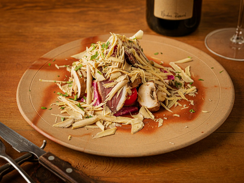 様々な食感と味わいが、口の中で見事なハーモニーを奏でる『鴨ハム、フォアグラ、マッシュルームのサラダ』