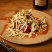 フォアグラのテリーヌを薄くスライスして、鴨の生ハムと、生で食べられる岡山県産のマッシュルームと一緒に盛り付けた一皿。シェリービネガーとくるみオイルの自家製ドレッシングが、良くマッチしています。