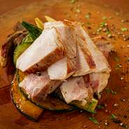 真空で低温調理してから、オーブンでローストした肉は柔らかく、驚くほどのおいしさ。画像はフルーティーでコクのあるフランボワーズビネガーの焦がしバターソースをかけています。焼き野菜などの付け合わせも美味。