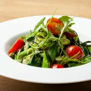 イカ墨を練り込んだ細くて平たい麺「タリオリーニ」の生パスタを使った季節のオススメ。ルッコラや季節の野菜など、あまり形を崩さずにのせられているので、咀嚼した時に味わいが出て、口の中でパスタが進化します。