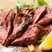味が濃く、旨みが強いブラックアンガス牛のサガリを香ばしく焼き上げた逸品。レモンと「マルドンの塩」、黒粒胡椒、バルサミコというシンプルな味付けで肉本来のおいしさを堪能できます。