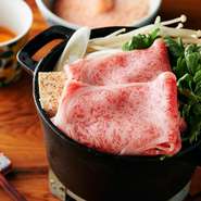 割下を燻製にすることで、香りと味わいに深みを出す特製すき焼き。つけだれも、燻製トマトシャーベットと、燻製の生卵を用意するまさに燻製尽くしです。