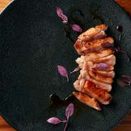 生の鴨を燻製にした後、低温でじっくり火を入れるやわらかでスモーキーなひと品。燻製したソースのやさしい甘さがあとを引きます。
