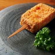 チーズを、12～16時間じっくり冷燻し、その後素揚げすることで、中はとろとろ、外はサクサクの絶妙な食感に仕上がります。チーズのコクと、冷燻ならではの、おだやかで上品な香りを楽しんで。