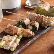 名物の『野菜豚巻き』は、レタスやネギニラチーズ、半熟卵など、多彩なバリエーション。食べ比べをしてお気に入りを見つけてみてはいかが。醤油ベースで甘辛く仕上げた自家製のタレがさらなる旨みをプラス。