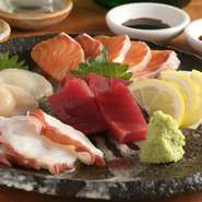 マグロやホタテなど、その日の鮮魚のお造りを約5～7種類盛り込んだ『御造り盛り合わせ』。鮮度抜群でどれもムチムチ、プリプリの食感！　ついついお酒が進みます。
