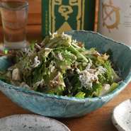 しゃきしゃきの水菜やサニーレタスに、とろける食感の豆腐、旨みたっぷりのしらすをたっぷりとトッピング。胡麻ドレッシングのコクが食欲をそそる、ヘルシーでボリューム満点のサラダです。