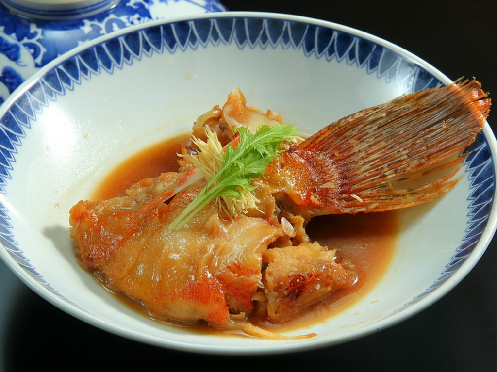 その日の鮮魚のカマを甘辛く煮込む、酒の肴にぴったりの一品『本日のアラの煮つけ』