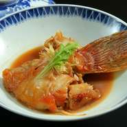 その日の鮮魚のカマを甘辛く煮込む、酒の肴にぴったりの一品『本日のアラの煮つけ』