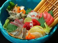 本鮪の中トロ、赤身、水ダコ、ヒラマサなど、日替りで鮮魚を4～5種盛付ける『お造り盛り合わせ』