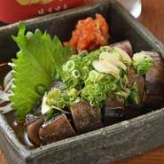 鮮度抜群の鰹を、藁の炎で一気に焼き上げた一品。表面には藁の芳ばしい香りが付いて、食欲を刺激します。口に入れると、ギュッと凝縮された濃厚な旨みを堪能できます。