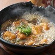 熱々の状態でテーブルへ供される『揚げ出し豆腐』一度食べるとやみつきに。揚げたての豆腐は外側がカリッと、中はしっとりです。鰹だしが豆腐に染みた滋味深い味わいはお酒との相性も抜群。