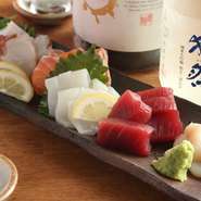鮪、帆立、鯛など、その日の鮮魚のお造りを約5種類盛り込んだ『御造り盛合せ』。鮮度抜群でどれもムチムチ、プリプリの食感！　ついついお酒が進みます。