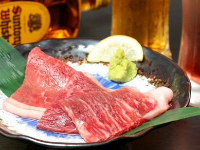 キンキンビールとジュワっと焼けた焼き肉で乾杯！