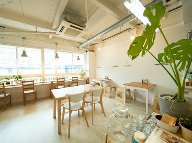 「バリエーション豊富な料理を囲んで盛り上がる歓送迎会」