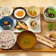 宮崎県産の無農薬米にもち米、黒米をブレンド。ふっくら炊き上げるご飯に、メインのお料理を含めた和総菜、スムージーや味噌汁が付いた大満足のセット。ランチタイムに出合えたら、即オーダーするのがオススメです。