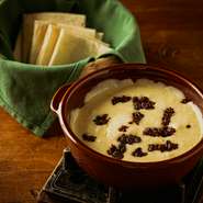 メキシコチーズ・フォンデュ。とろとろのチーズとチョリソーをトルティーヤで包んで食べます。