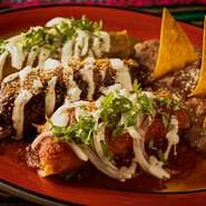 モーレ、グリーントマト、レッドトマトの３種類のソースが鮮やかな、ボイルドチキンのトルティーヤ包み