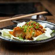 甘辛いタレを絡めて焼き目をつけたモツを味わえる一品。ビールやサワーとの相性は言うまでもなく抜群です。