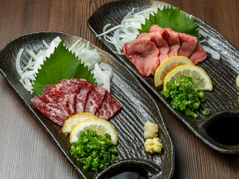 レア好きには堪らない一品！『牛タン刺し＆馬刺し』