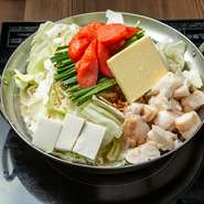 バターとめんたいこをたっぷりと入れたもつ鍋。こってりとした風味がもつによくあう、ボリューム満点のメニューです。