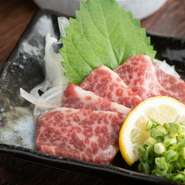 馬肉の濃い味わいを楽しめる人気メニュー。好みに合わせて醤油、ニンニク、生姜を付けていただきます。
