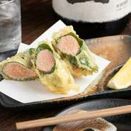 味付け明太子を大葉で包んでカラッと揚げた一品。レモンをきゅっと絞っていただきます。