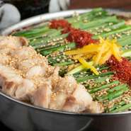 オリジナルの柚子醤油がクセになると好評。ニンニク不使用であっさりした味わいが特徴です。二人前から注文可能。
