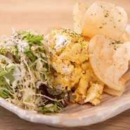 隠し味に練乳、粒マスタードが入った店主こだわりの一品です。ポテトチップスが添えてあるので乗せてもよし、混ぜても美味しい2通りの味が楽しめます。