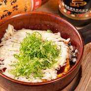 山イモの中に柔らかく煮込んだ牛すじを入れて、お好み焼き風にじっくり焼き上げました。