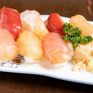 八丈島で、昔から愛される島ずし。市場直送の新鮮な魚を特製のタレで漬けています。少し甘めのシャリとの相性は抜群。