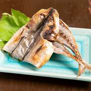 くさやを食べたことはありますか？独特のにおいと味が酒とマッチ。生のくさやはここだけでしか味わえない一品。