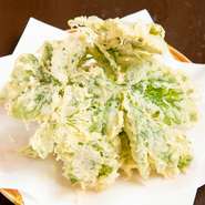 八丈島と言ったらあしたば！天ぷらの他にも胡麻和えやサラダなど、ここだけでしか食べられないあしたば料理が豊富。是非御堪能あれ！