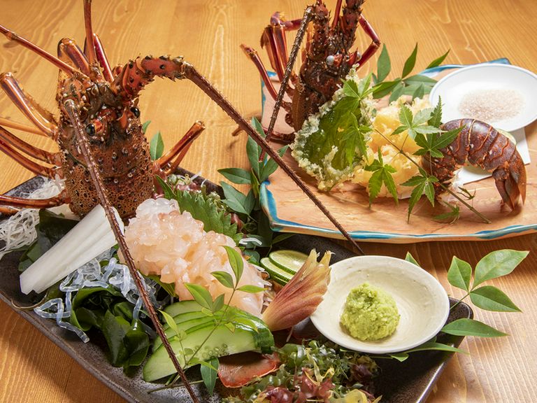 これぞ旬の味！鮮度抜群の伊勢海老を、こだわりの醤油や塩でいただく『伊勢海老活造り』と『天ぷら』