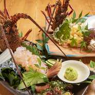 宮崎で獲れた伊勢海老を生きたまま仕入れ、注文を受けてから活造りや天ぷらにしています。お店で調合している醤油は、鰹節の風味がきいていて少し甘め。今の季節ならではの旬の味をたっぷりと堪能できる逸品です。