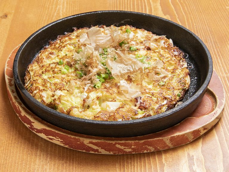 熱々でふわふわ、しかもシャキシャキ　味・食感・香り全てが楽しい人気メニュー『海鮮山芋鉄板焼き』