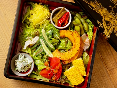 素材一つ一つの味わいや風味を際立たせた『サラダ』はシェフ渾身の一皿