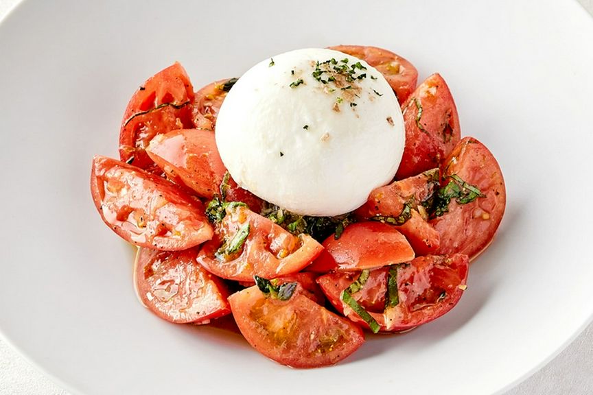 アメーラトマトとブラータチーズのカプレーゼ