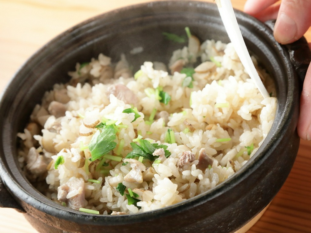 店主イチオシ！季節の旬食材を活かし、ふっくらと炊き上げた『土鍋炊きこみご飯』（一合）