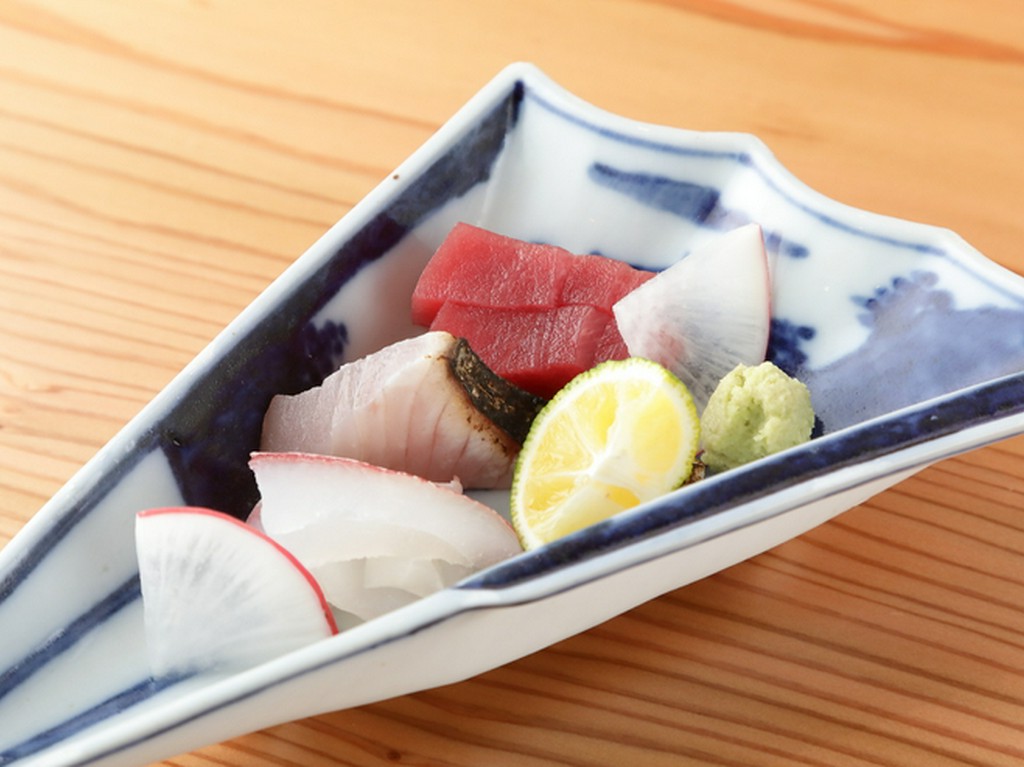 その日に市場で仕入れた新鮮な海の幸を堪能できる『刺し盛り』