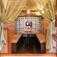 ほとんどの座席がカーテンで間仕切りのできる半個室のため、家族のひと時も、子どもと一緒のママ会も気兼ねなく過ごせます。1階のボックス席に加え、2階はフルフラットのフロアを完備。