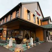 旅行気分に浸れるほどエキゾチックな雰囲気に包まれている空間。バリ島のリゾート地を彷彿とさせるおしゃれな店内には、頭像や木製のレリーフ、神鳥であるガルーダをモチーフにした調度品などが設えられています。