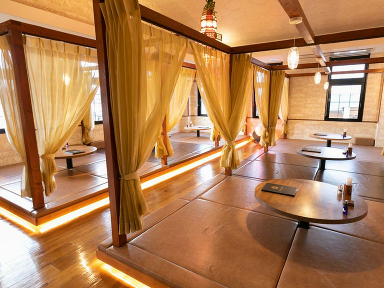 子どもと一緒にゆったりと過ごせる、段差の少ない2階席