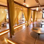 カーテンで仕切ることができるエリアは、開放感を保ちつつもプライベート空間も感じさせてくれる半個室。『キッズメニュー』も2種類あり、子育て中のママたちがほっと一息つけるオアシスになっています。