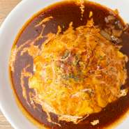 とろとろ具合を見極めながら、絶妙なタイミングで玉子を火入れ。食べた時の食感とケチャップの程よい酸味、さらに、幅広い世代から好まれるようアレンジされたデミグラスソースとの相性が抜群です。