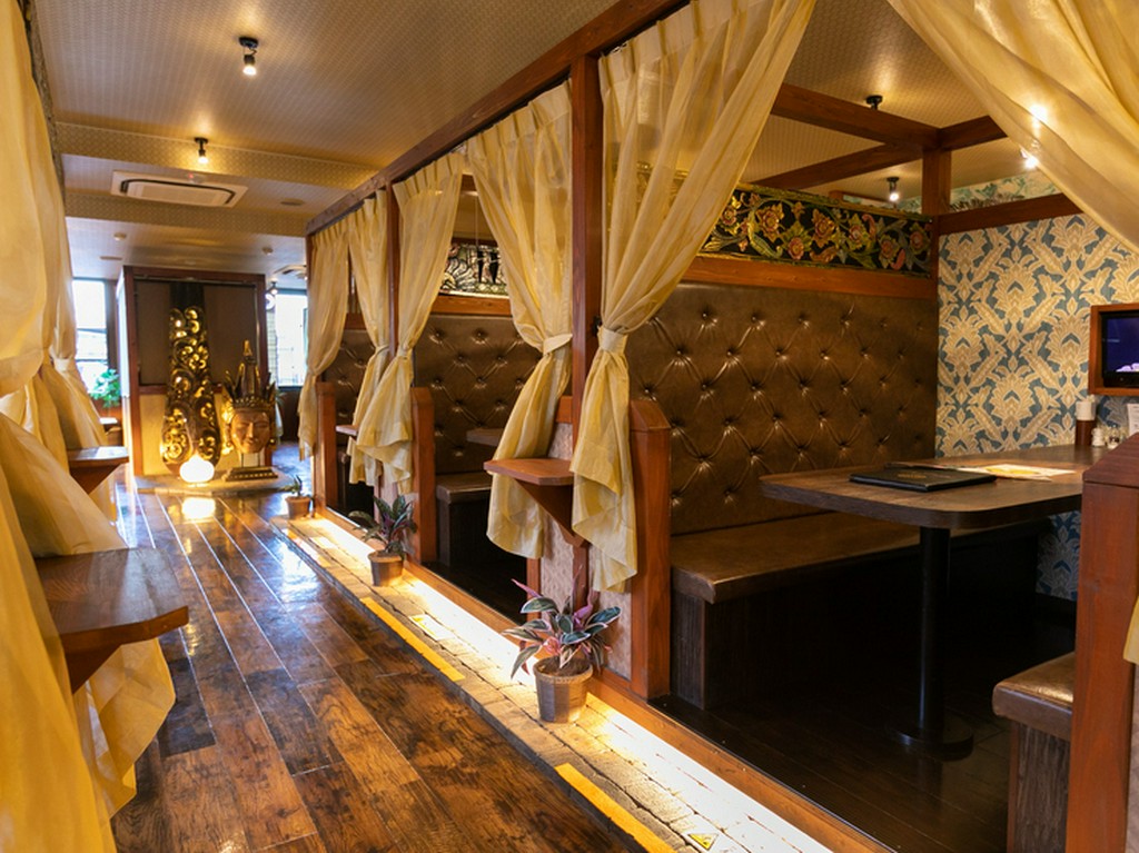 カーテンで間仕切りできる座席