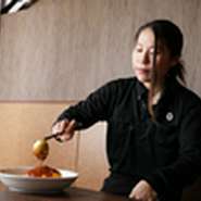 ゲストが来店してから岐路に付くまで、笑顔を絶やすことなく細やかに接客することがモットー。何を思い、何を望んでいるのかをつぶさに察知して、人やシーンに合わせた柔軟なサービスを大切にされているそうです。