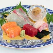 熟練の寿司職人が心を込めて握る「上にぎり」がベースの御膳膳料理。定番の上ネタから旬の鮮魚までを盛り合わせた上にぎりと天ぷら、茶碗蒸し、赤だしを楽しめます。