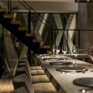 空間を贅沢に利用したお席でのお食事は、二人の大切な時間を盛り上げてくれます。シャンパンで乾杯の後、お料理に合わせたワインを楽しみながらゆっくりとコース料理を堪能していただけます。

