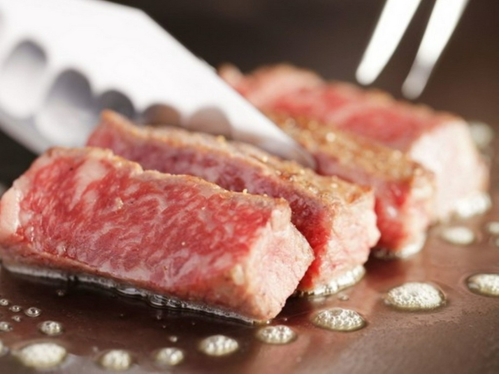 目の前でシェフが焼き上げる、五感で楽しめる鉄板焼